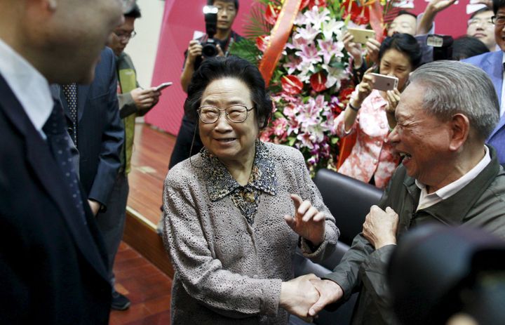 La chinoise, prix Nobel de médecine 2015, Tu Youyou, félicitée à Pékin lors d'un symposium de la Commission nationale chinoise de la santé et du planning familial le 8 octobre de la même année (REUTERS/China Daily)