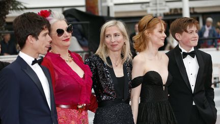 La réalisatrice autrichienne&nbsp;Jessica Hausner (au centre) entourée de l'équipe du film Little Joe. Elle est déjà venue à Cannes mais c’est la première fois qu’elle prétend à la Palme d’or. (GUILLAUME HORCAJUELO / EPA)