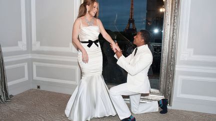 Toujours aussi kitsch, Mariah Carey&nbsp;et Nick Cannon ont c&eacute;l&eacute;br&eacute; leur 4e anniversaire de mariage &agrave; Paris. Nick? C'est ta femme qui t'ach&egrave;te tes chaussettes? (NIVIERE / SIPA)