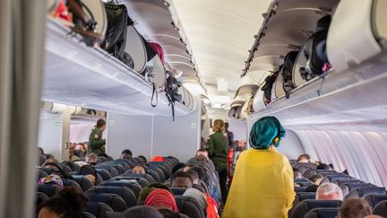 Des passagers attendent le décollage de l'avion français de l'aéroport international Diori Hamani de Niamey (Niger), le 2 août 2023. (JONATHAN SARAGO / MINISTRY FOR EUROPE AND FOREIGN / AFP)