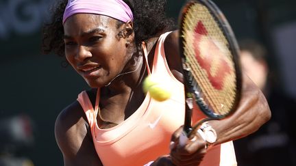 L'Am&eacute;ricaine Serena Williams, le 4 juin 2015, contre la Suisse&nbsp;Timea Bacsinszky, en demi-finale de Roland-Garros. (KENZO TRIBOUILLARD / AFP)