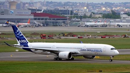 L'A350-900 d'Airbus sur une piste de l'a&eacute;rodrome de Toulouse-Blagnac (Haute-Garonne), le 11 juin 2013.&nbsp; (ERIC CABANIS / AFP)