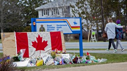 Des fleurs en hommage aux victimes de la pire tuerie du Canada déposées le 20 avril 2020 à Enfield. (TIM KROCHAK / GETTY IMAGES NORTH AMERICA / AFP)