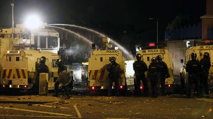 La police a utilis&eacute; un canon &agrave; eau contre les manifestants loyalistes, &agrave; Belfast, le 2 septembre 2012. (PETER MORRISON / AP / SIPA)