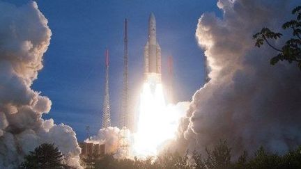 La fusée Ariane 5 au décollage du site de lancement de Kourou, en Guyane. (AFP PHOTO/ARIANESPACE/JM GUILLON )