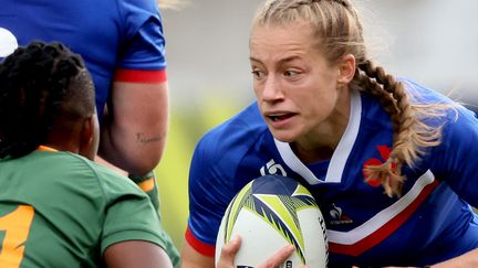 La Française Emilie Boulard, lors du premier match de la Coupe du monde face à l'Afrique du Sud, le 8 octobre 2022. (MICHAEL BRADLEY / AFP)