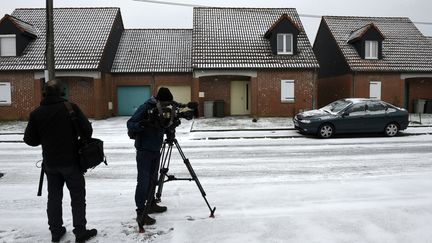 Des journalistes filment la maison de Dino Scala, le "violeur de la Sambre" présumé, le 1er mars 2018. (AFP)