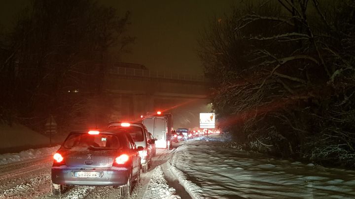 Dans la nuit du 12 au 13 janvier 2021, sur l'autoroute A40, la neige a bloqué environ 2 500 véhicules. (CATHERINE MELLIER / MAXPPP)