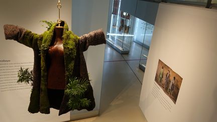 Pour son entrée au musée, une Kimabaya inédite se fait végétale, devenant un véritable manteau-jardin vivant.
 (Corinne Jeammet)