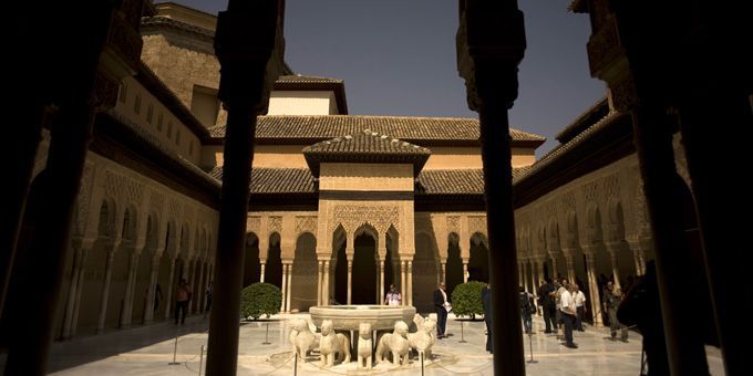 La Cour des Lions, toute en marbre blanc, a été conçue au 14e siècle
 (Jorge Guerrero / AFP)