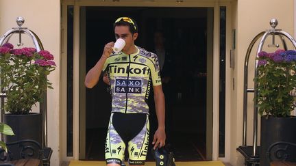 L'Espagnol Alberto Contador (Tinkoff-Saxo) devant son h&ocirc;tel, lors d'une session d'entra&icirc;nement &agrave; Utrecht (Pays-Bas), jeudi 2 juillet, avant le Tour de France 2015. (STEFANO RELLANDINI / REUTERS)