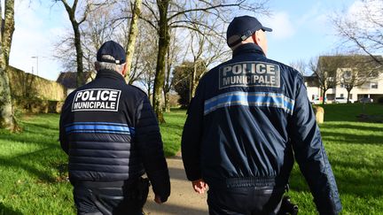 Des policiers municipaux, le 4 février 2020 à Gouesnou (Finistère). (FRED TANNEAU / AFP)