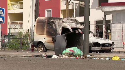 Fort-de-France : un manifestation anti-couvre feu dégénère, un vaccinodrome et une pharmacie incendiés