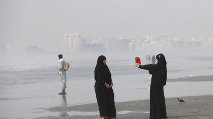 La plage de Clifton en bordure de la capitale économique pakistanaise. Les combustibles domestiques et le nombre toujours croissant de véhicules exposent les 24 millions d'habitants à une forte pollution au plomb. (REUTERS/Akhtar Soomro)