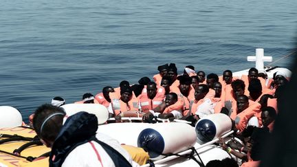 Après avoir fermé les ports du pays, 900 migrants, essentiellement érythréens, ont pu débarquer le 13 juin en Sicile. (AFP PHOTO MSF KARPOV)