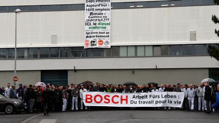 Une manifestation d'employés de Bosch devant&nbsp;le site d'Onet-le-Chateau, dans l'Aveyron, le 26 janvier 2018. (JOSE A. TORRES / AFP)