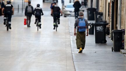 Un sans-abri marchant dans les rues de Bordeaux, le 19 mars 2020. (LAURENT THEILLET / MAXPPP)