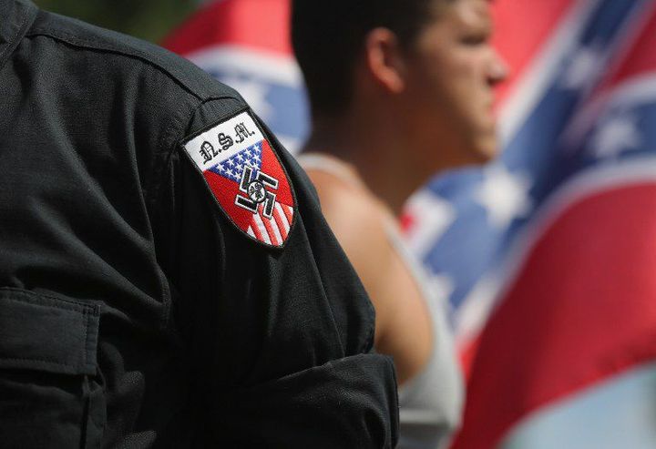 Les néo-nazis (Mouvement national socialiste) américains participent à une manifestation du Ku Klux Klan, le 18 juillet 2015 à Columbia, en Caroline du Sud.  ( John Moore / Getty Images / AFP)