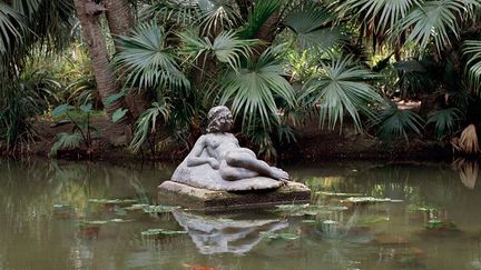 Ce travail ne s’inscrit pas dans une tendance particulière de la photographie contemporaine mais plutôt comme une tentative de renouvellement du genre du documentaire. Rues vides, montagnes russes abandonnées, cariatide décrépite, personnages photographiés de dos, donnent à son regard sur Alger, un caractère nostalgique. Ces photographies réalisées dans la capitale algérienne et ses alentours entre 2009 et 2014, réunies dans un livre «Jardin d’essai» (Filigranes Editions), alternent vues urbaines, portraits et paysages.  
  (Maude Grübel)