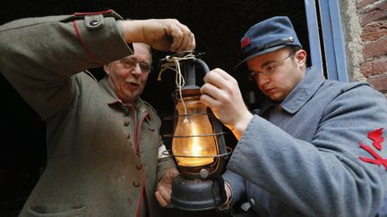 Une reconstitution historique &agrave; Seclin, pr&egrave;s de Lille (Nord), le 13 octobre 2013, o&ugrave; deux hommes rev&ecirc;tent les uniformes d'un soldat allemand&nbsp;et d'un poilu fran&ccedil;ais.&nbsp; (PASCAL ROSSIGNOL / REUTERS)