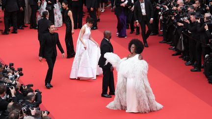 L'actrice américaine Viola Davis, venue pour assister à la projection de "Monster" de Hirokazu Kore-Eda, a illuminé tout le tapis rouge. Sourire radieux, robe immaculée, la lauréate de l'Oscar de la meilleure actrice en 2017 a affolé les photographes. Son mari, l'acteur Julius Tennon, était à ses côtés. (VITTORIO ZUNINO CELOTTO / GETTY IMAGES EUROPE)