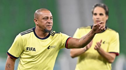 Roberto Carlos lors du match entre des légendes de la Fifa et des travailleurs au stade Al-Thumama de Doha, le 12 décembre 2022. (NOUSHAD THEKKAYIL / EPA)