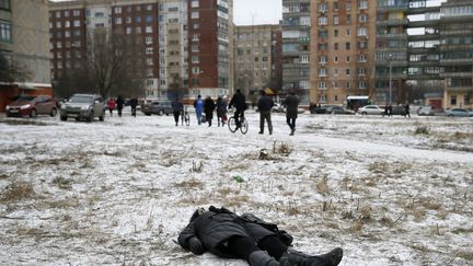 Le corps d'une femme tu&eacute;e lors du bombardement d'un quartier r&eacute;sidentiel &agrave; Kramatorsk (Ukraine), le 10 f&eacute;vrier 2015. (GLEB GARANICH / REUTERS)