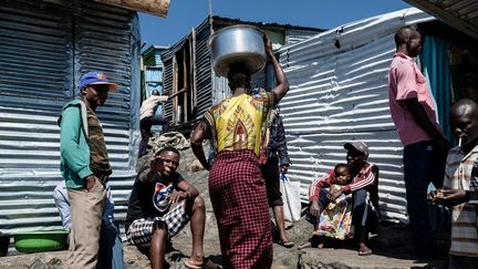 Le nombre d’habitants sur l’îlot n’est pas connu avec certitude. Officiellement, ils sont 131 recensés, mais en fait ils seraient autour de 500. On trouve de tout sur le rocher, quatre gargotes, un coiffeur, deux postes de police (un pour chaque pays) et même des prostituées.
 (YASUYOSHI CHIBA / AFP)