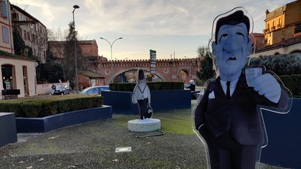 Les "Tontons Flingueurs" ont été réinstallés, mercredi 15 janvier 2020, sur le rond-point de la Mandoune&nbsp;à Montauban&nbsp;(Tarn-et-Garonne). (ALEXANDRE BERTHAUD / FRANCE BLEU OCCITANIE)