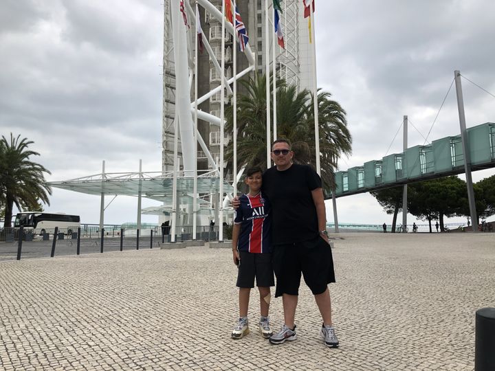 Stéphane avec son fils à Lisbonne, tous les deux supporters du PSG. (FRANCEINFO / EMMA SARANGO)