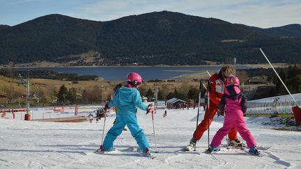 Un cours de ski à la station des Angles dans les&nbsp;Pyrénées-Orientales en décembre 2018. (VICTOR VASSEUR / FRANCE-INFO)