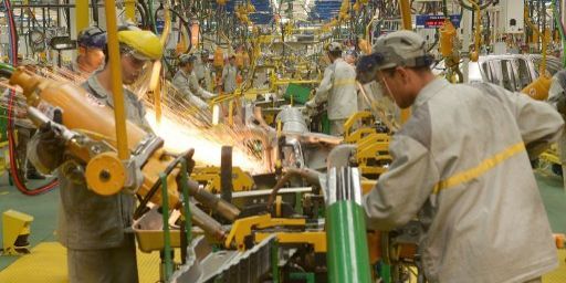 Les employés du groupe français Renault à tanger, au Maroc, le 8 octobre 2013, sur une unité de production de la Dacia Sandero. (AFP PHOTO /FADEL SENNA)