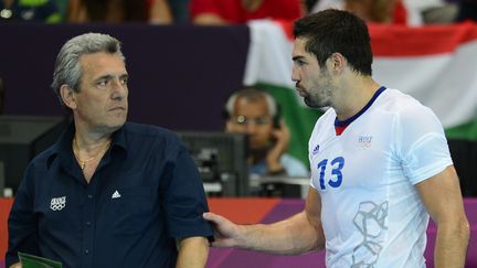 L'entra&icirc;neur de France de handball, Claude Onesta (&agrave; gauche) et le joueur&nbsp;Nikola Karabatic, aux JO de Londres, le 4 ao&ucirc;t 2012. (JAVIER SORIANO / AFP)