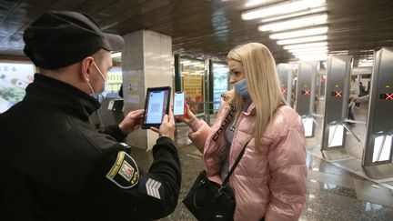 Un contrôle de&nbsp;pass sanitaire dans le métro de Kiev (Ukraine), le 1er novembre 2021. (ANADOLU AGENCY / AFP)