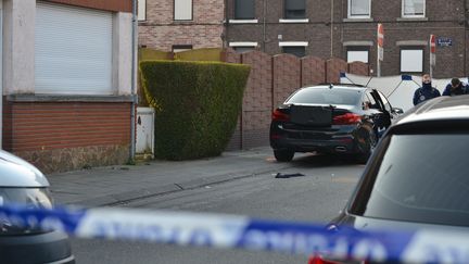 Il était 5h du matin environ lorsque cette voiture noire a foncé dans la foule qui se préparait à défiler au carnaval, à&nbsp;Strepy-Bracquegnies, en Belgique. (CAROLE HEYMANS / BELGA MAG)