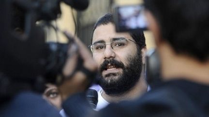 Le blogueur Alaa Abdel Fattah s'adresse à la presse à sa sortie d'une prison du Caire en décembre 2011. (FILIPPO MONTEFORTE / AFP)