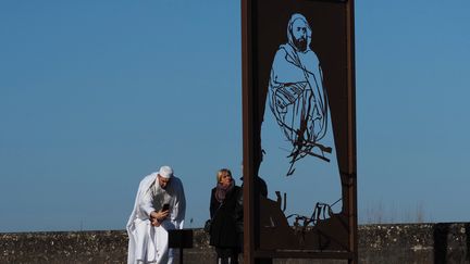 La statue de l'émir&nbsp;Abdelkader vandalisée quelques heures avant son inauguration, le 5 février 2022 à Amboise (Indre-et-Loire). (GUILLAUME SOUVANT / AFP)