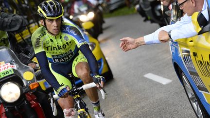 Alberto Contador sur son vélo malgré sa fissure du plateau tibial (LIONEL BONAVENTURE / AFP)