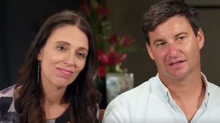 La Première ministre de Nouvelle-Zélande Jacinda Ardern avec son mari,&nbsp;Clarke Gayford,&nbsp;interviewés le&nbsp;25 février 2018. (CAPTURE D'ÉCRAN / CHANNEL NINE)