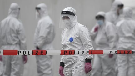 Des personnes chargées de tester les employés d'une usine de transformation de viande à Hamm (Allemagne), le 10 mai 2020.&nbsp; (INA FASSBENDER / AFP)