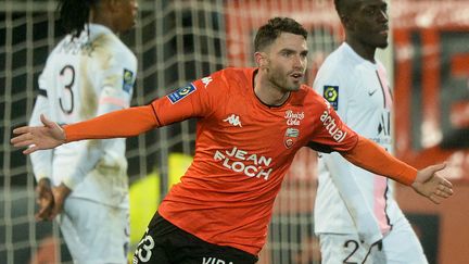 Thomas Monconduit a ouvert le score d'une frappe somptueuse lors du match entre Lorient et le PSG le 22 décembre 2021. (JEAN-FRANCOIS MONIER / AFP)