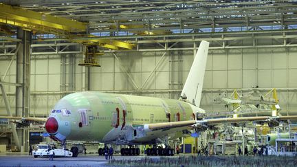 Le premier Airbus A380, dasn un hangar d'Airbus Industries, à Toulouse, en juillet 2004.&nbsp; (GETTY IMAGES)