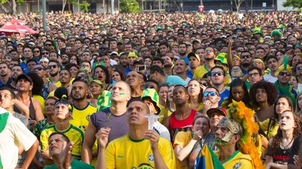 Des supporters du Brésil regardent le match entre leur équipe et la Serbie, à Rio de Janeiro, le 27 juin 2018. (ELLAN LUSTOSA / CROWDSPARK / AFP)