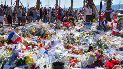 Le&nbsp;mémorial en mémoire des victimes de l'attentat de Nice, sur la promenade des Anglais, photographié le 18 juillet 2016. (ERICK GARIN / AFP)