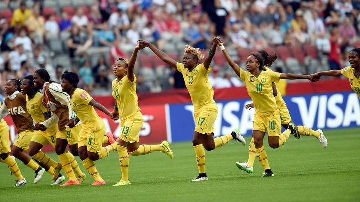 Les Camerounaises célébrant leur premier succès dans un Mondial contre l'Equateur à Vancouver, le 9 juin 2015. (SIPA)