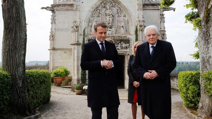 Le président français Emmanuel Macron (à gauche) et le président italien Sergio Mattarella (à droite) reviennent après avoir visité la chapelle Saint-Hubert au château d'Amboise (Indre-et-Loire) pour commémorer le 500e anniversaire de la mort&nbsp;de Léonard de Vinci, le 2 mai 2019. (PHILIPPE WOJAZER / POOL)