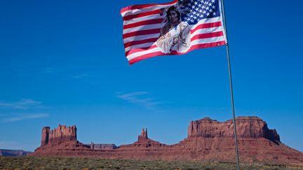 Un drapeau navajo dans la Monument Valley, en Arizona (Etats-Unis). (CHRISTIAN HEINDRICH / GETTY IMAGES)