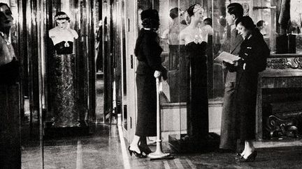 L&#039;exposition &quot;Bijoux de Diamants&quot; de 1932 photographiée pour le Vogue Paris en janvier 1933
 (André Kertész@Vogue Paris)