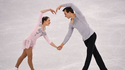 Pas un cœur avec les doigts, mais avec les bras. Message d'amour sur la glace de la&nbsp;Gangneung Ice Arena envoyé par le couple allemand Annika Hocke&nbsp;et&nbsp;Ruben Blommaert&nbsp;jeudi 15 février&nbsp;2018.&nbsp; (JUNG YEON-JE / AFP)