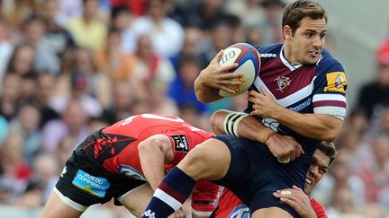 Nicolas Sanchez plaqué par son futur coéquipier toulonnais Juanne Smith la saison dernière (NICOLAS TUCAT / AFP)